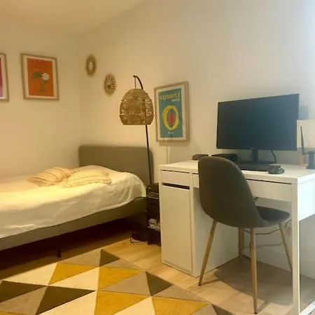 New With Direct Access A Big Garden Apartment *