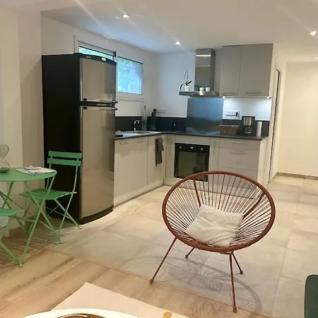New With Direct Access A Big Garden Apartment *