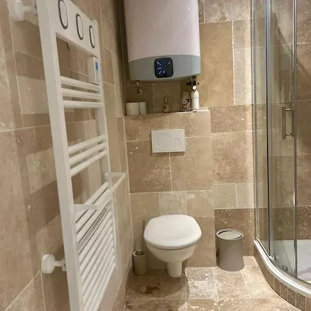 New With Direct Access A Big Garden Apartment *