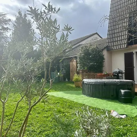 New With Direct Access A Big Garden Apartment *